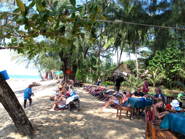 Rantatuoleja kivan Green House -rantaravintolan luona. 