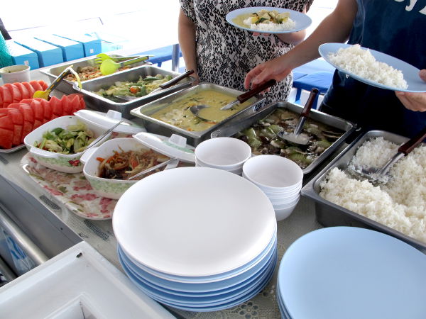 Noutopöytä. Pikkuastioissa kasvisruoat erikseen. 