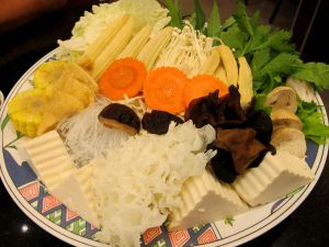 Special Vegetable set sisälsi mm. vesipinaattia, lehtiselleriä, minimaissia, porkkanaa, enokisieniä, olkisieniä, siitakesieniä, pilvenkorvasieniä, tremella fuciformis-sientä, lasinuudelia, yubatofua, pehmeää tofua, friteerattua tofua, kaalia ja kiinankaalia. 