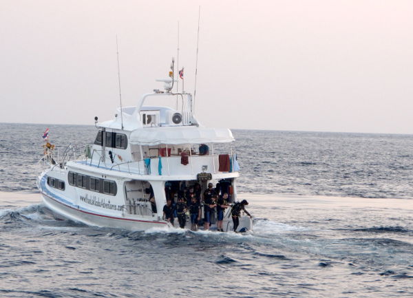 Tältä näyttää kun sukeltajat odottavat veteen pääsyä. 