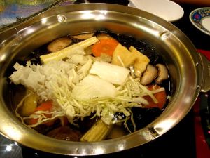 Sukin ainekset juuri kuumaan liemeen laitettuna. 