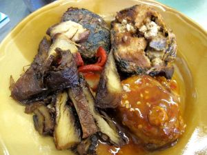 Lisää messevää proteiinituotetta suratthanilaisessa kasvisravintolassa. 