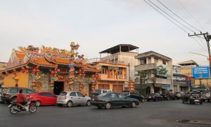 Suratthanin katua, jolla temppeli tai muu koristeellinen rakennus. 