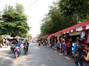 Tie rannalle. Onneksi Hua Hinin päätie sijaitsi usean korttelin päässä rannalta. 