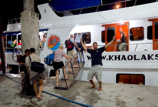 Veneeseen meno Khao Lakin satamassa. 