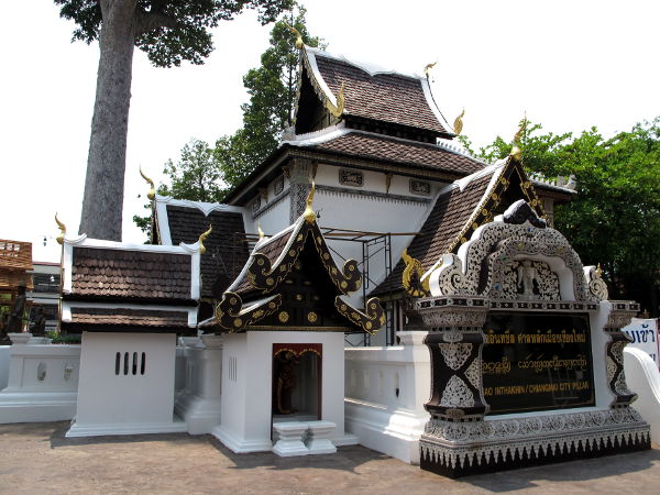 Alueen sisällä on myös tämä Chiang Main kaupungin pilari. 