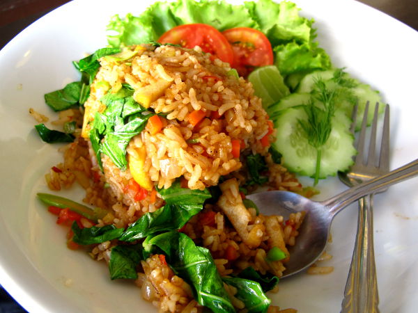 Paistettua riisiä ja vihanneksia ravintolassa hotellia vastapäätä. 