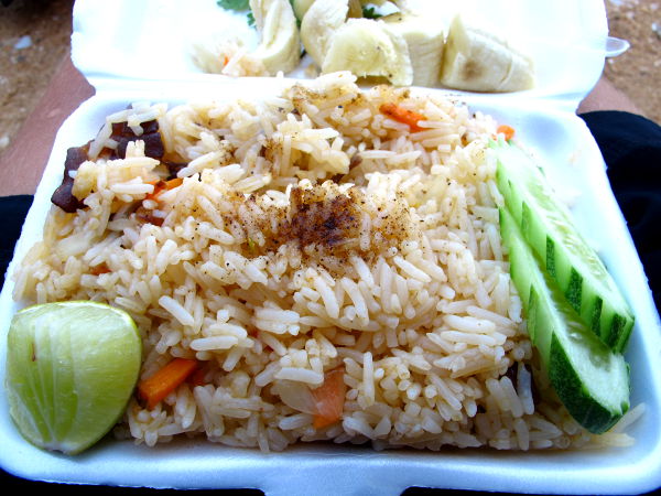 Matkaan kuului lounas, joka tällaisissa on usein paistettua riisiä. Pyysimme etukäteen riisimme kasviksena ilman munaa. 