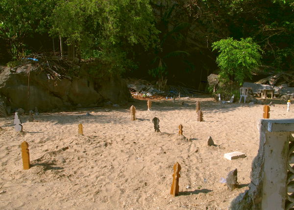 Vaikutti siltä, että Koh Panyeen ainoa maatilkku oli varattu hautausmaalle. 