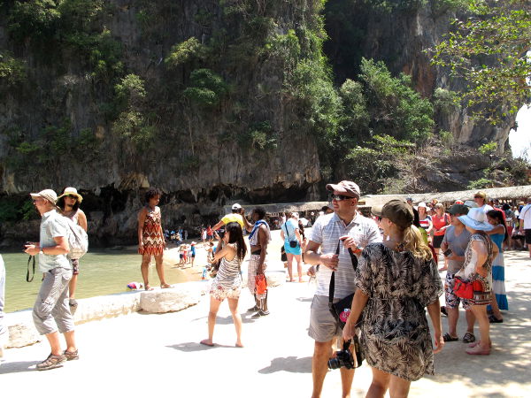 Ihmisiä Khao Ping Kanin rannalla. 