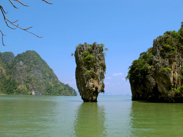Koh Tapu -kivi, jota kutsutaan myös James Bond Islandiksi. 