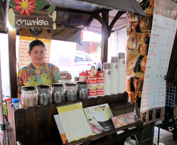Kahvikoju Bangkokissa. Thaimaan ruokakojut ovat käteviä ja samanlaiset voisi ottaa Suomessakin kesäkäyttöön. 