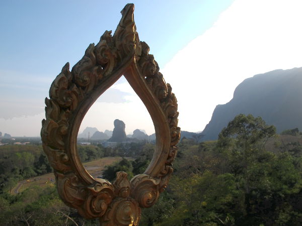 Karsteja pystyi tiiraamaan Ta Pan -temppelin ornamenttien läpi. 