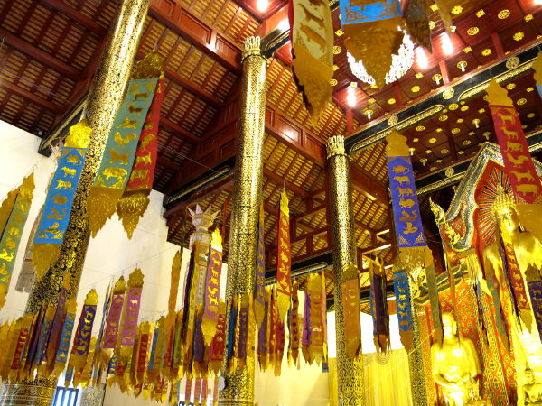 Wat Chedi Luangin katosta roikkuvat liput. Kiva sisustusidea korkeisiin tiloihin?