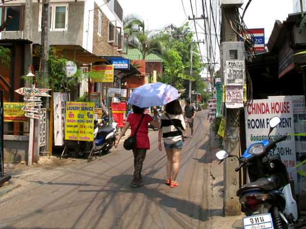 Tyypillinen vanhan kaupungin kuja Chiang Maissa. 