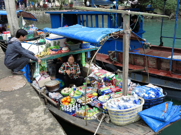 Kauppavene ja oppaamme Pin Hang Hung Sotin edustalla. 