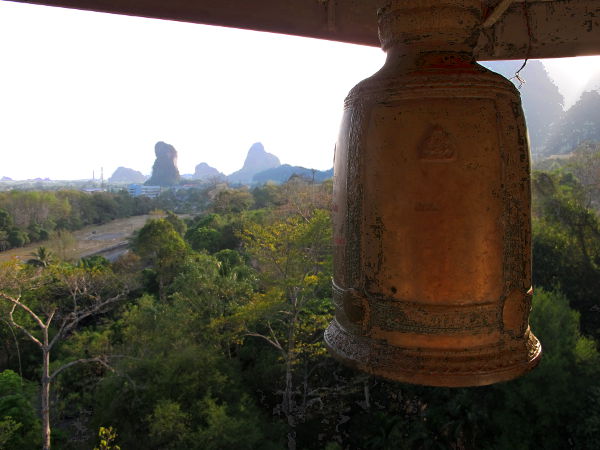 Ta Pan -temppelin kello ja karstikukkuloita. 