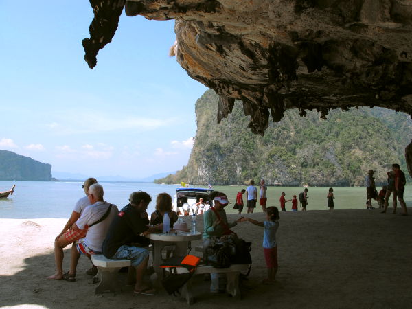 Khao Ping Kanilla pystyi istuskelemaan kallion kielekkeen varjossa. 