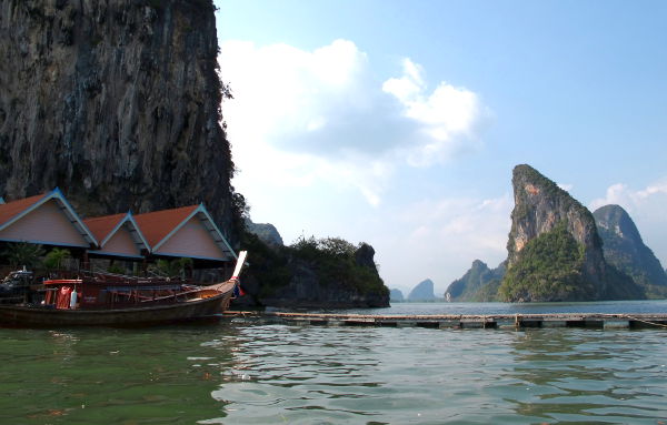 Monenlaiset alueen kukkulat ja Koh Panyee. 