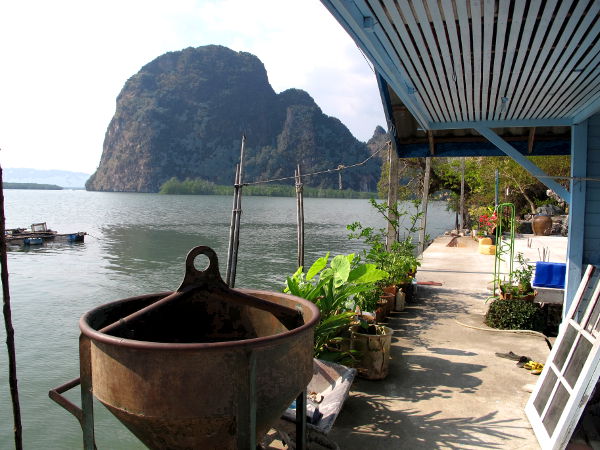 Koh Panyeen "rannan" eli uloimpien rakennusten laituria. 