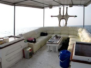 Koh Tao Diversin veneen yläkannen sohvat. 