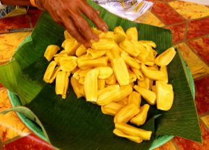 Kuoritun jakkihedelmän lohkoja. 