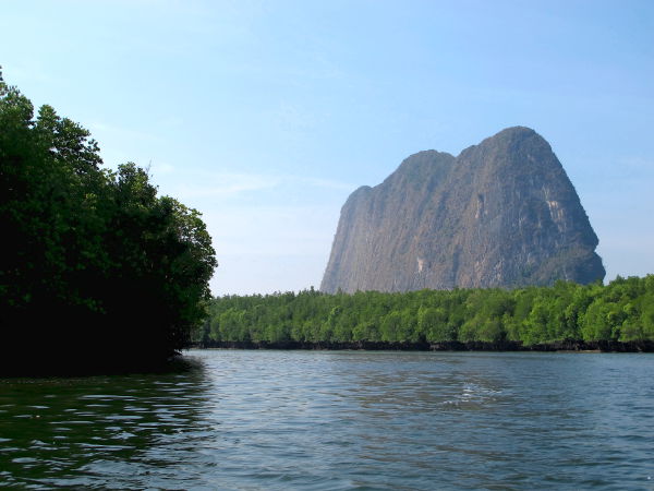 Yksi monista näkymistä Phang Ngan suistolta merta kohti mennessä. Vedestä kohosi leveä ja ohut kukkula. 