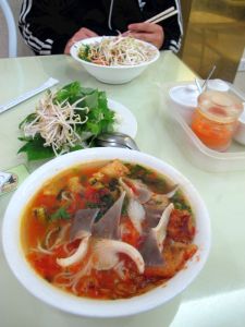 Loving Hutin keitot. Sekä Vietnamissa että Thaimaassa nuudelikeiton kanssa syödään usein tuoreita vihanneksia ja yrttejä, tässä pavunituja, salaatinlehtiä, korianteria ja minttua. 