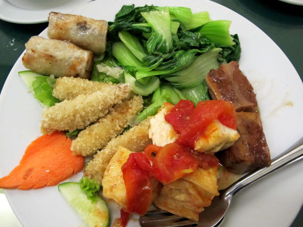 Yksi menuseteistä. Sisälsi pari ihan ohuesta riisipaperista tehtyä kevätrullaa, pari läskisen oloista feikkilihapalaa, tofua, paksoita ja tempuroituja minimaisseja. 