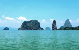 Erimuotoisia karstikukkuloita. 