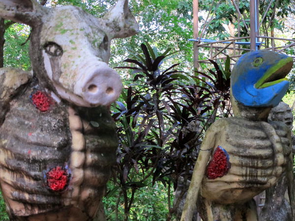 Outoja eläinpäisiä kärsiviä patsaita Ta Panissa. Nämä olivat vasta alkua kummalliselle patsasvalikoimalle. 