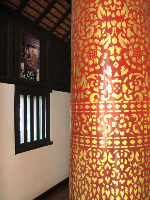 Puna-kultainen pylväs.