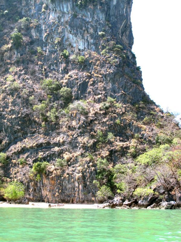 Vierailemamme ranta korkean ja jyrkän kukkulan juurella. 