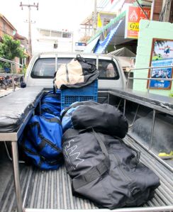 Sukelluskamat kasseissa auton lavalla. 