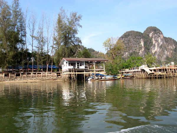 Talo rannalla lähellä veneemme lähtölaituria. 