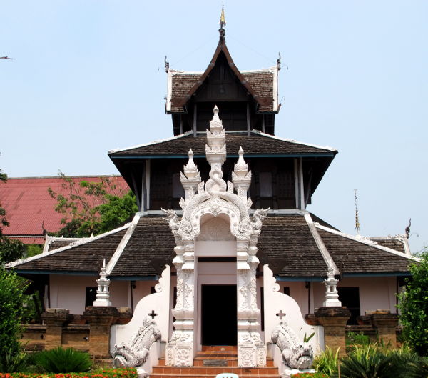 Yksi alueen temppeleistä. 