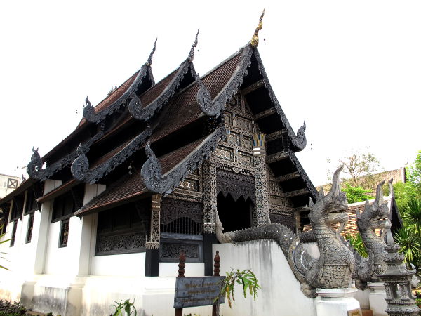 Hienoa tummaa krumeluuria. Sisällä oli edesmenneen munkin vahapatsas. 