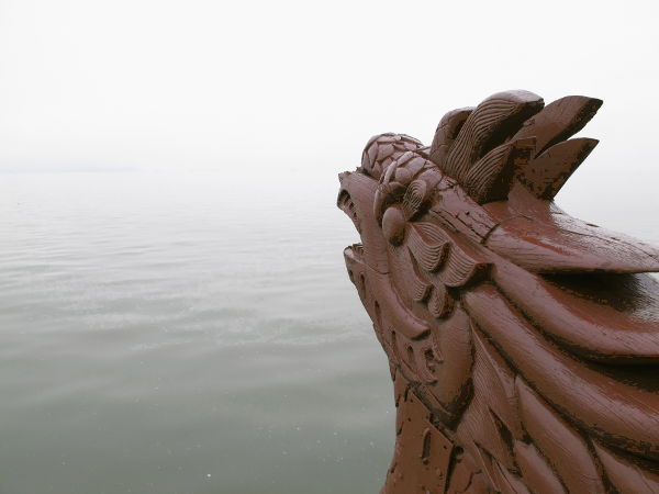 Veneemme nokka usvaa kohti matkan alussa. 