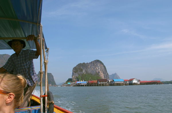 Veneemme veden päälle rakennetun Koh Panyeen kylän edustalla. 