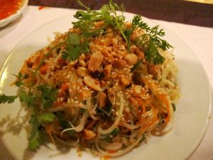 Papaijasalaatin vietnamilainen kasvisversio oli thaimaalaista miedompaa. 