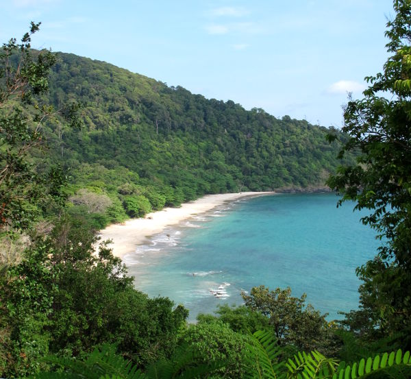 Bamboo Bay on eteläisin ja kaunein Koh Lantan rannoista. Se ei ehkä ole tyypillisintä rantamaisemaa Koh Lantalla, jossa pisimmät rannat sijaitsevat vähemmän dramaattisissa tasaisissa maisemissa. 