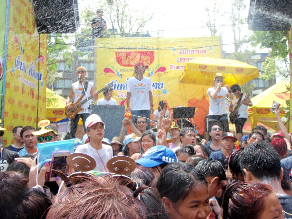 Chiang Main Thapae Gatella raikui musiikki kolme päivää, iltaisin yllättävää kyllä se suurimmaksi osaksi lakkasi. 