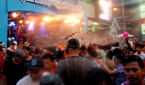 Harvemmin näkee tämmöistä iloista menoa. 