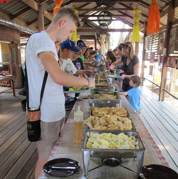 Elephant Nature Parkin lounas oli valtaisa ja hyvä kasvisbuffet, ainakin tähän asti Thaimaassa kokemieni laajavalikoimisin. 