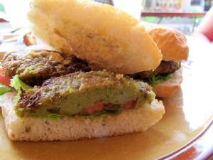 Koh Taon Mae Haadissa söin pari kertaa tukevampana aamiaisena mahtavan falafel-leivän Cappucino-kahvilassa. Se pitää tilata ilman tsatsikia. 