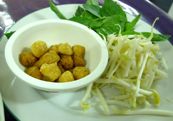 Pattayan Five Star Jay -kasvisravintolassa keiton mukana tuli tällaiset lisäkkeet. Kuivat soijapalat ihmetyttivät aluksi, mutta ne olivat keittoon lisättynä ihan ok. 