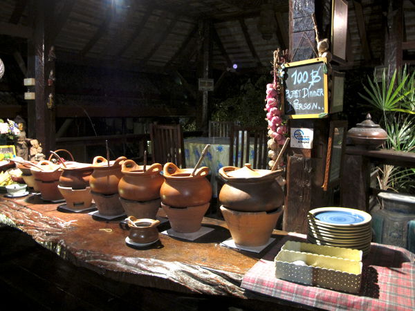 Gap´s Housen buffet ruukkuineen. Samanlaiset ruukut ovat käytössä myös Peppermaintissa. 