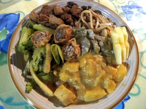 Paljon ruokaa lastattuna buffetista. 