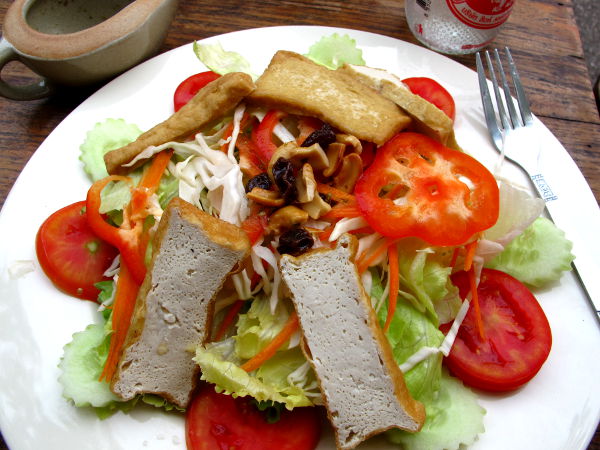 Good Lifen salaatti oli aika tylsä ja kastike lirua.