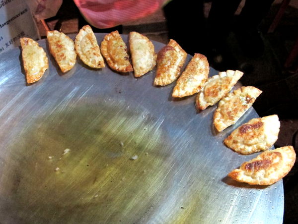 Kasvistäytteiset gyozat Pain iltaruokakadulla.